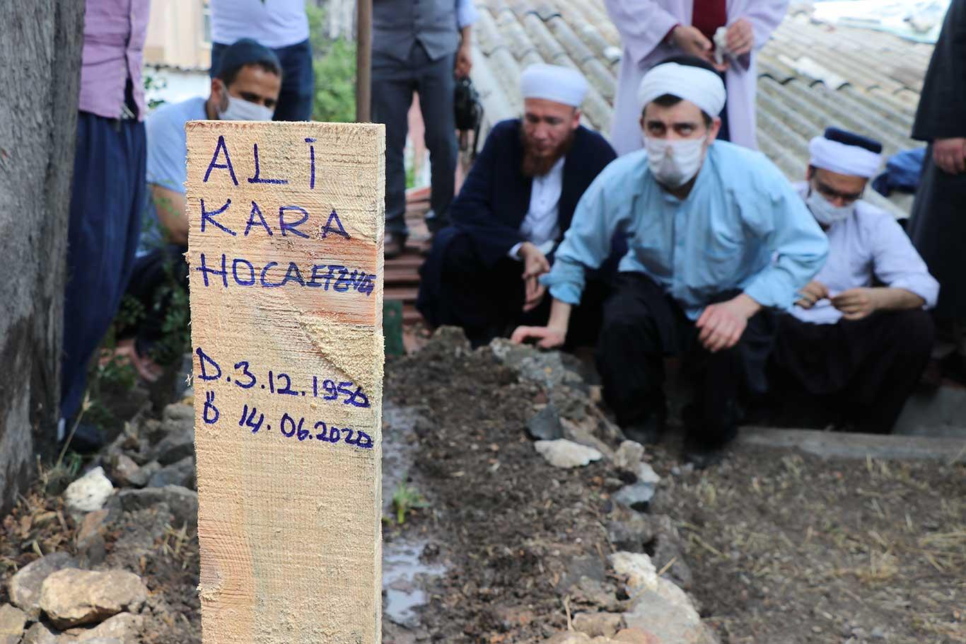 Ali Kara hoca dualarla defnedildi.